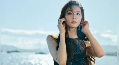 林志玲身着蓝色亮片裙躺卧礁石，如美人鱼般演绎秘境中的温柔诱惑