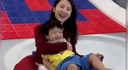 李念带三胎儿子游乐场疯玩，宝贝白白胖胖萌态百出，长得超像妈妈