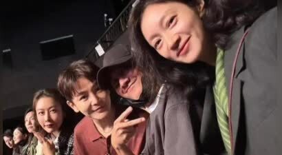 文章参加中戏同学会合照曝光，沈佳妮素颜出镜，满脸笑容略显衰老