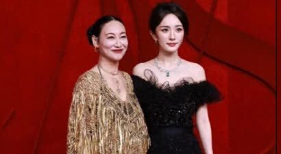 变了！林志玲参加芭莎盛典面部僵硬甜美不再，和孙俪聊天小心翼翼