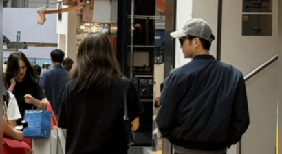 袁咏仪夫妇香港逛街，53岁张智霖宽肩窄腰大长腿，比镜头前更年轻