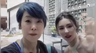 张柏芝为经纪人庆生，送了一车的花与礼物，两人合作25年情如姐妹