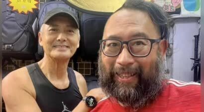 70岁周润发在香港爬山，面容沧桑了好多，皮肉松弛，气势依然很强