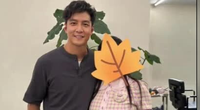 吴彦祖上海理发店又给顾客洗头，各行各业都干，就是不拍戏了