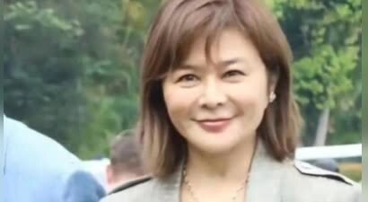 62岁关之琳出席赛马活动笑容温婉，举手投足之间散发从容魅力