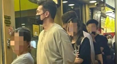 港星陈豪晚上出街，排队买车仔面，穿着袜子和拖鞋，完全不像明星