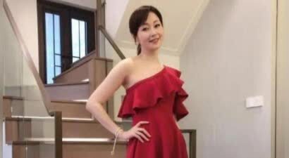 万绮雯现状：55岁肤白貌美无儿女，和丈夫长住内地，义子长得很帅