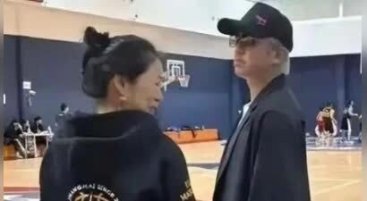 45岁邓超断崖式衰老，满头白发！孙俪笑他活成了艺术大师！
