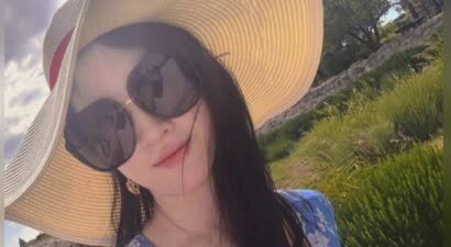 刘亦菲蓝裙碎花配素颜，清新明媚似少女