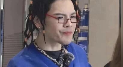 41岁向佐现身上海街头，打扮怪异，搞抽象行为艺术，越来越疯了