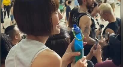 54岁鲁豫新加坡看演唱会，素颜穿无袖手臂有肉，胖了后气质变好了