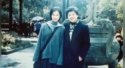 看黄圣依与母亲的相处模式才明白：婚姻不幸与“控制欲母亲”有关