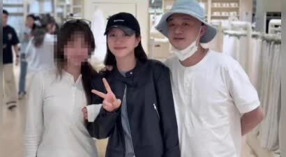 包文婧生娃才5天！和老公女儿三里屯逛街，顺产恢复的比孕前还瘦