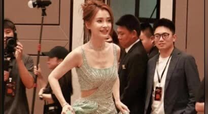 36岁杨颖复出后瘦成纸片人，低姿态“跪地式”合影，暴露尴尬现状