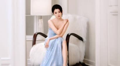 关晓彤蓝色抹胸开叉裙，美腿吸睛，妩媚动人