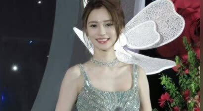 杨颖生图也太美了！穿绿色纱裙变身人鱼公主，“漫画女孩背”绝了
