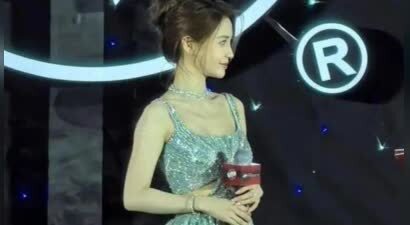 36岁杨颖亮相澳门，颜值回春，虽然比离婚前还美，但瘦成排骨胸