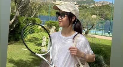 章泽天晒打网球美照，嘴角现一大块棕色血瘀，素颜出镜变黑不少