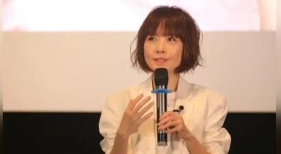 54岁鲁豫现身新加坡看演唱会，素颜出镜状态好，绯闻男友未陪同