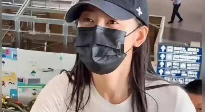 34岁张天爱现身沈阳机场，紧身衣勾勒完美身形，前凸后翘引热议