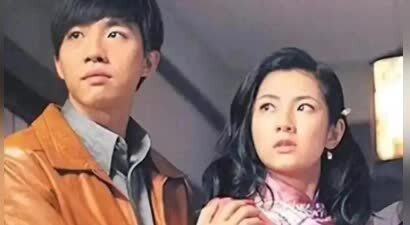 43岁任家萱带亲妹参加好友婚礼，穿超短裙露大腿，烧伤疤不明显了