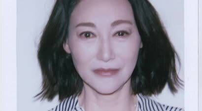 条纹衬衣搭配短发拍摄撕拉片 惠英红诠释酷飒与活力并存的时尚感