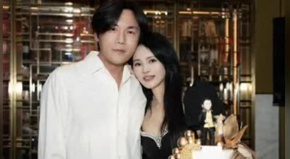 伊能静和秦昊出行，都穿着拖鞋，松弛随意，力破婚姻有变的传闻