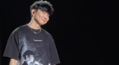林俊杰香港演唱会意外：伴舞失足升降台，他中断演唱上演紧急搀扶