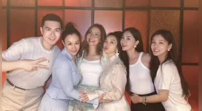 54岁钟丽缇广州聚餐，大口啃肉，身材丰满状态佳