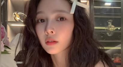 杜淳老婆王灿庆37岁生日，烫卷发配蝴蝶结，甜美如17岁少女