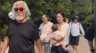 74岁张纪中黑脸训斥老婆：3个保姆都不敢劝架，游客也被吓的远离