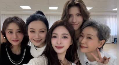 吴宣仪晒与叶童陈德容倪虹洁卡琳娜练习室合照，同框超有爱！