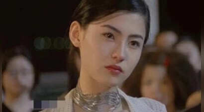 张柏芝现实长什么样？路人镜头才是照妖镜，怪不得都说王菲比不过