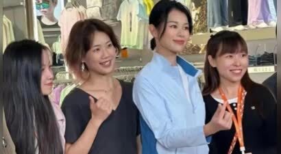 胡杏儿在上海浦东嘉里城，给小众品牌做代言，站在店门口像售货员