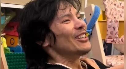 向佐端午节晒女儿，胡子拉碴像流浪汉，撞脸广西偷电瓶网红
