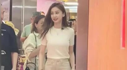 37岁杨颖路边摊站台被拍！素颜皱纹藏不住，当年顶流如今无人识？