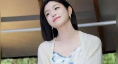 42岁陈妍希离婚后大变样！穿白色晕染吊带裙又美又白，恢复单身后嫩成少女