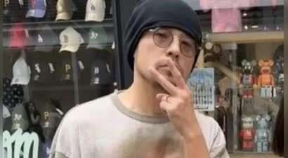 周杰伦和昆凌在日本游玩，又黑又瘦，像刚从非洲回来，变化太大了