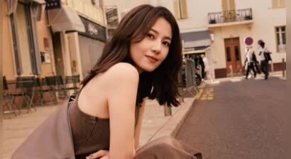 高圆圆落日余晖下街边倩影，松弛感诠释优雅新高度