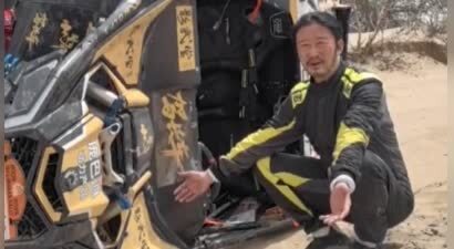 吴京赛车场再遇翻车滑铁卢，蹲守赛车边满脸无奈