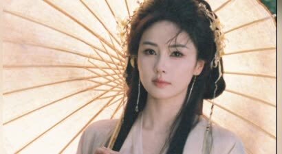 白鹿粉色古装赏花路透：明媚似春桃