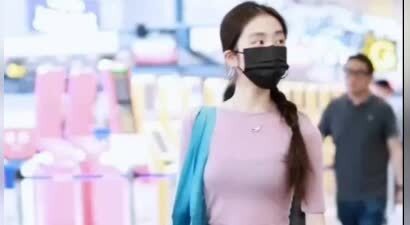 黄多多回国生图曝光！比孙莉矮半个头却美上热搜，口罩也难挡气质