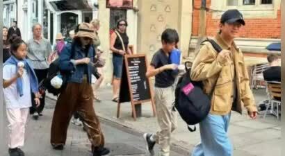 孙俪一家人移民风波后首露面，带小花上兴趣班，邓超拄拐杖抢镜