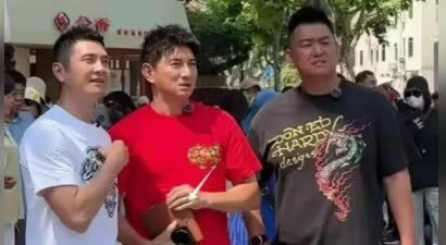 吴奇隆无名指婚戒引关注，回应离婚传闻，和友人畅聊心情好