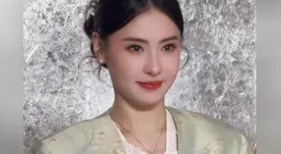 44岁张柏芝出席活动！穿新中式装扮美得像个娃娃，众人都抢着合影