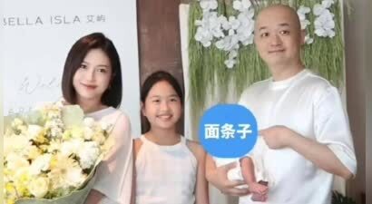 37岁包文婧封肚言论惹争议，物化女性追二胎男宝，生产时还过敏