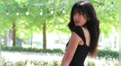 贾静雯19岁女儿梧桐妹被质疑已辍学，分享街拍变漂亮了