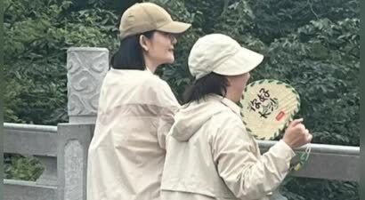 谢娜精力真旺盛，两天飞两地赶录节目，一口气爬200米山坡真厉害