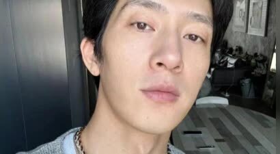 井柏然晒宅家素颜照，自称“中年男子”：一直在看剧本，在家比剧组还忙