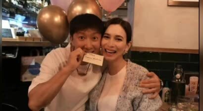 卢靖姗40岁生日晒照与韩庚秀恩爱，五个月孕肚明显，婆婆紧挨她坐